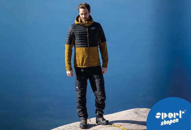 bilde av en man i en gul og sort jacke