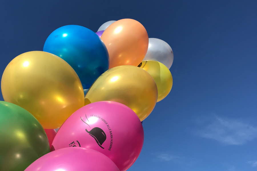 Ballonger mot blå himmel