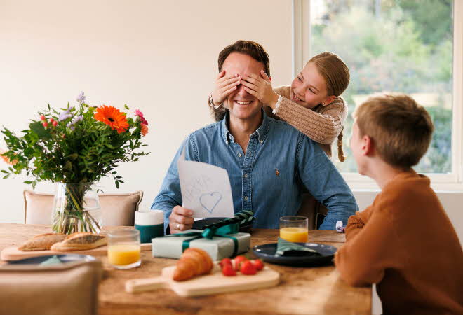 Barn som overrasker en far med frokost