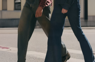 Bilde av 2 mennesker som går på gaten