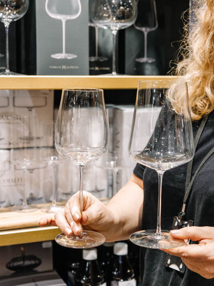 Dame som holder vinglass