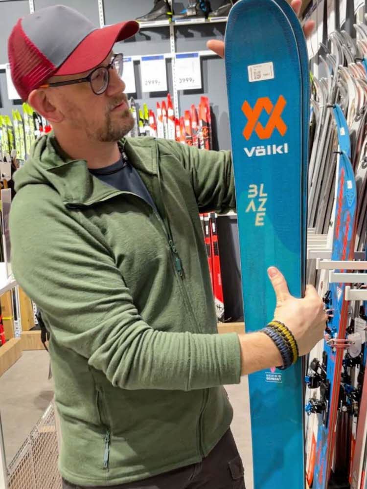 Mann viser frem alpintski