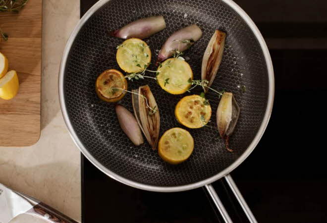 bilde av stekepanne som steker løk og sitron