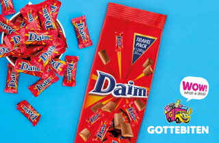 En pose med Daim Minis, med en kopp fylt med Daim Minis ved siden av