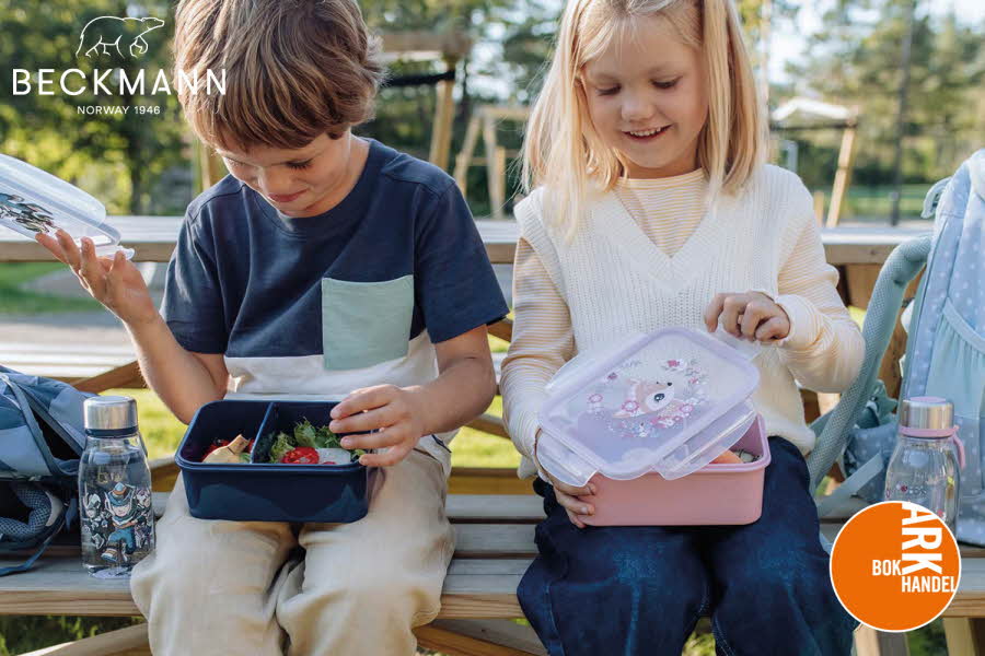 En gutt med blå matpakke og en jente med rosa matpakke
