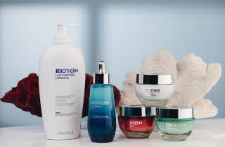 Fem Biotherm produkter på hvit overflate.