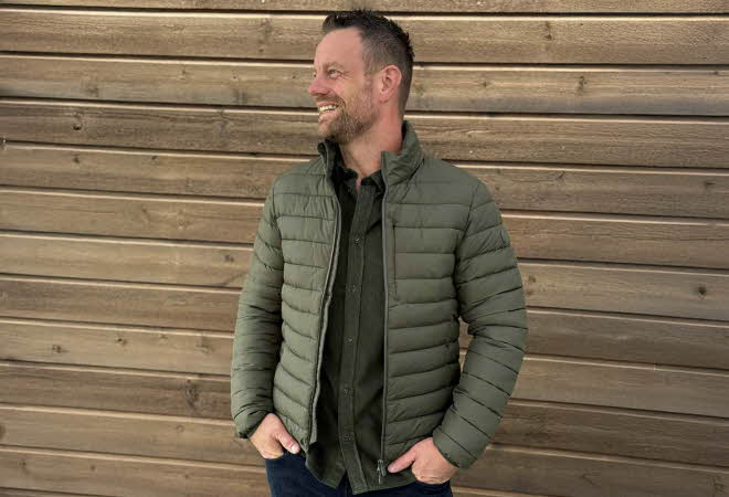Mann med grønn boblejakke