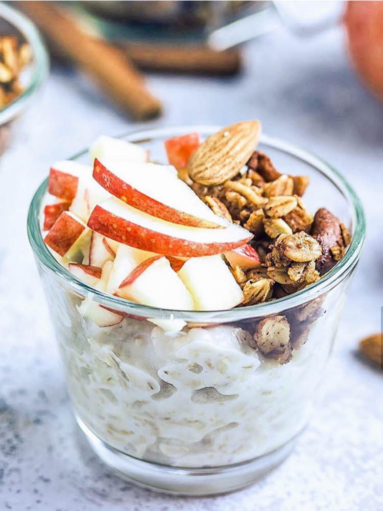 Musli, yoghurt og eple i et glass
