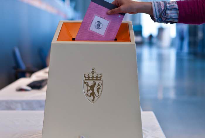 Stemmeseddel som legges i valgboks