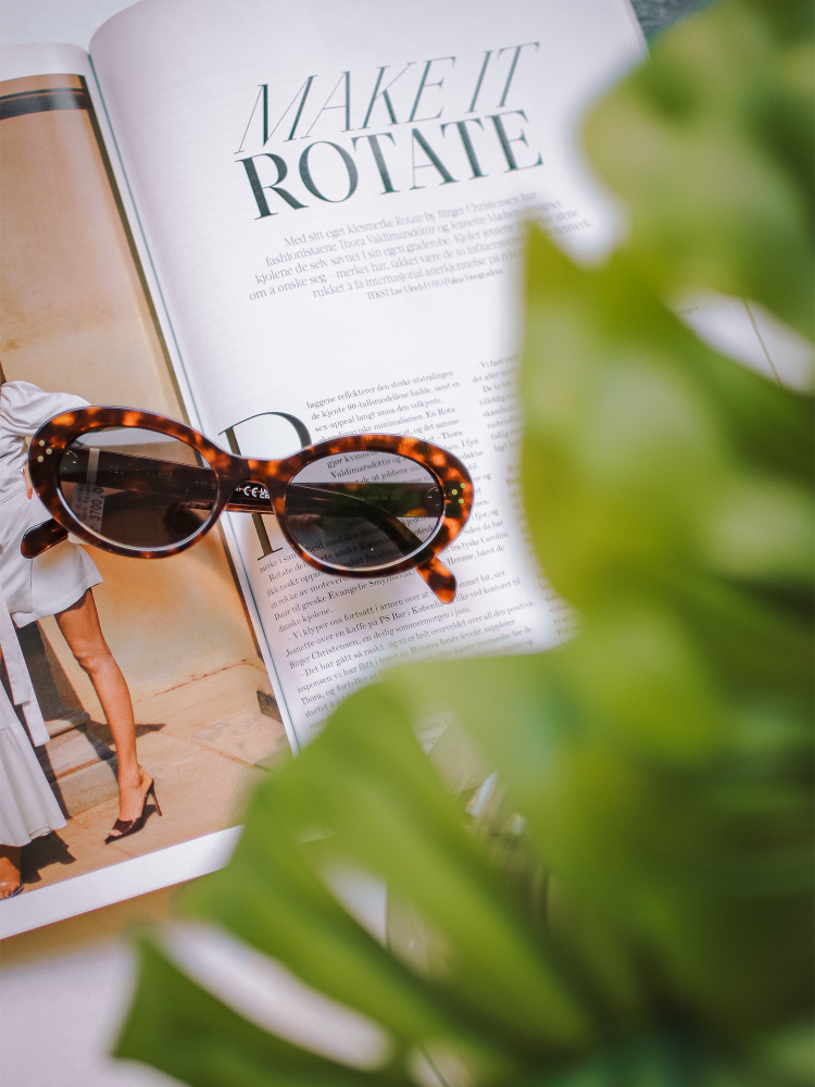 Solbriller som ligger på en bok