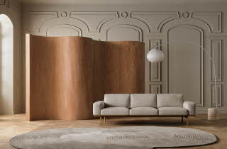 Lys stue med beige sofa, buet trevegg og moderne gulvlampe.