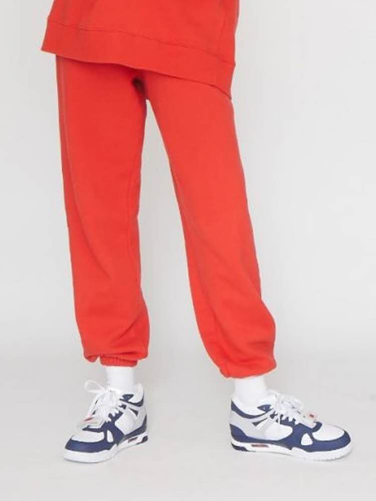 modell med rotate mimi rød joggebukse