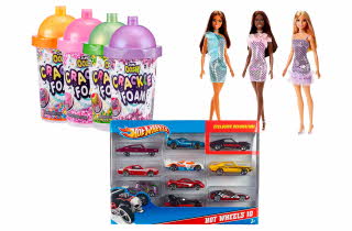 En boks med Hot Wheels biler, tre Barbie dukker og fire forskjellige typer slim.