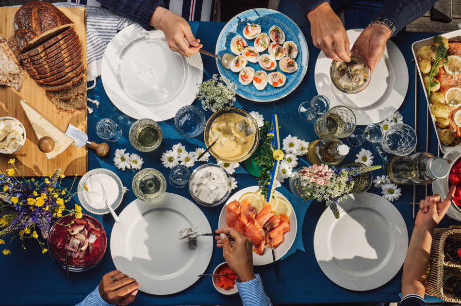 Duk med midtsommermat fotografert ovenfra