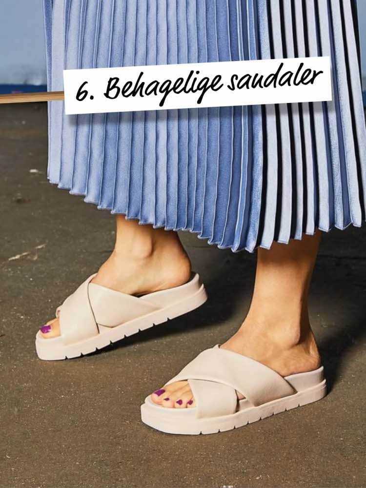 6. Behagelige sandaler. Dame med blå kjole og lyse sandaler.