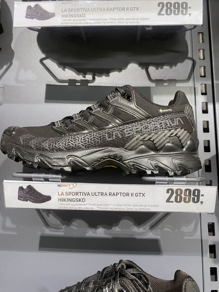 Utstilt sko i butikken