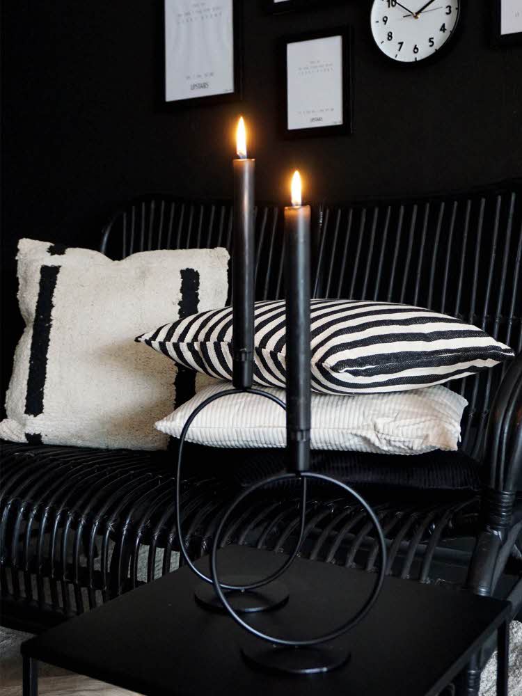 Svart lysestake med lys