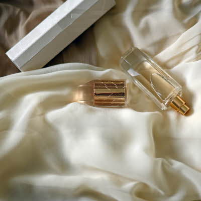 to parfyme flasker i en seng