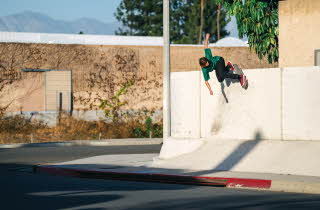En mann som står på skateboard på en ramp