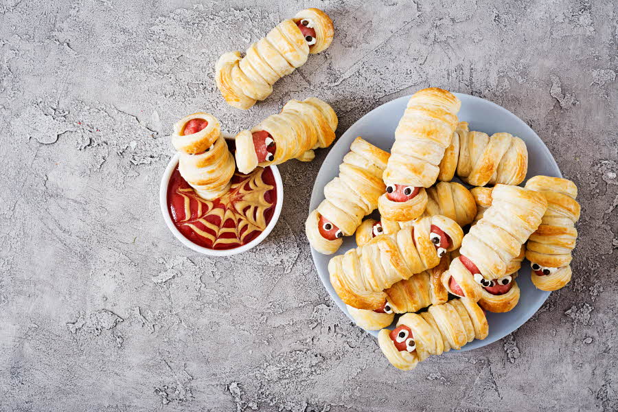 Låt maten stå i fokus när du dekorerar till Halloween. Vi har samlat några enkla (men läskiga) recept på halloweenmat som också är populära bland barn.