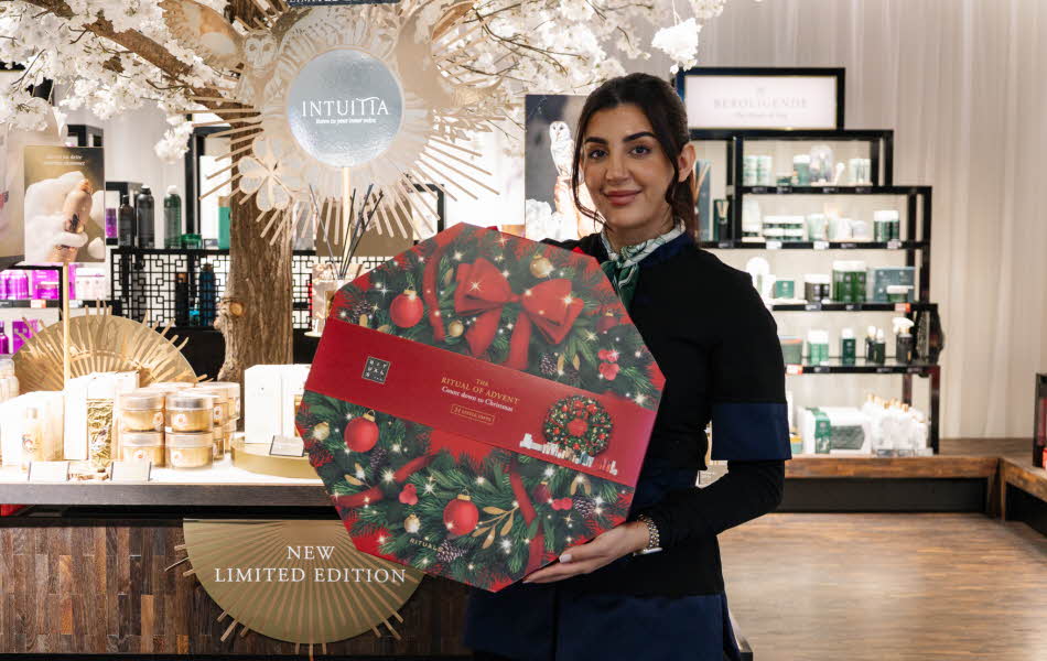 Dame som holder julekalender fra Rituals