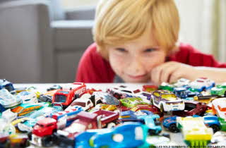 bilde av ett barn som leker med lego