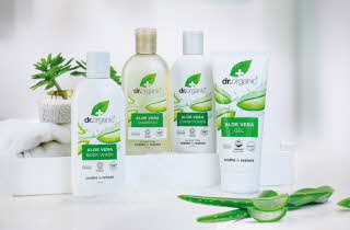 Fire Aloe Vera-produkter fra Dr. Organic på en hvit overflate.
