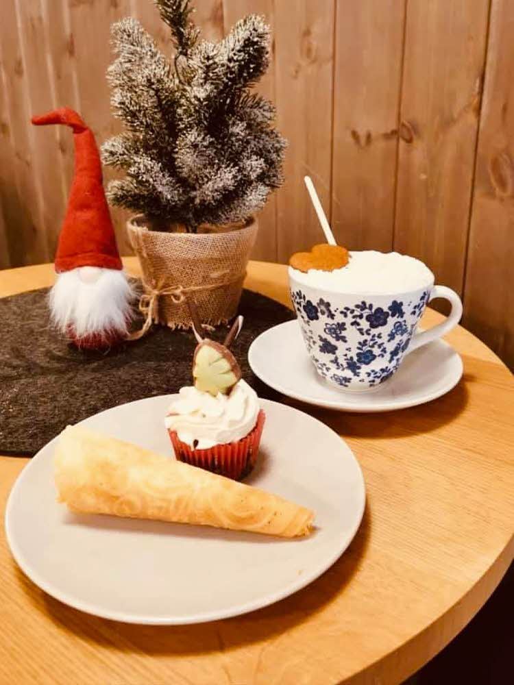 kaffe og julekaker på Kafe Kos