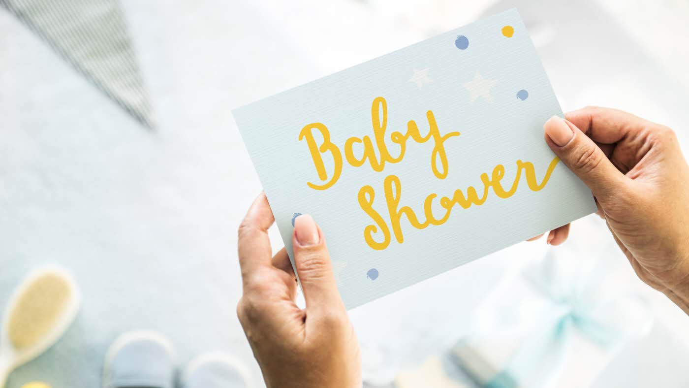 hender som holder opp babyshower kort