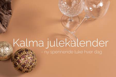 Bilde med julekuler og vinglass.
