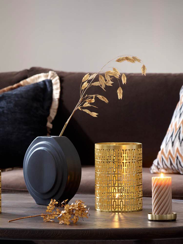 Stuebord med vase og lysholdere
