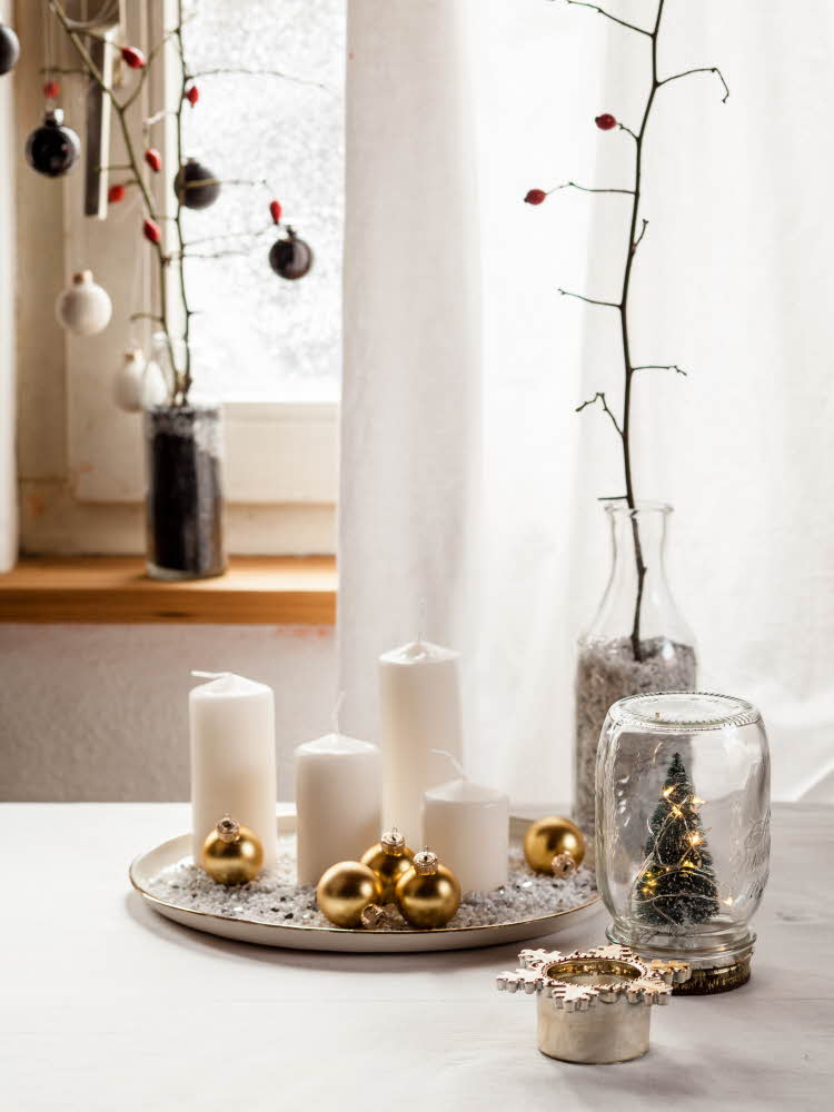 Glass med juletre, stearinlys, julekuler og diverse julepynt