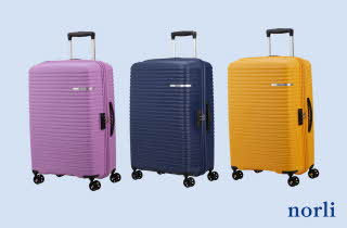 Tre kofferter i forskjellige farger