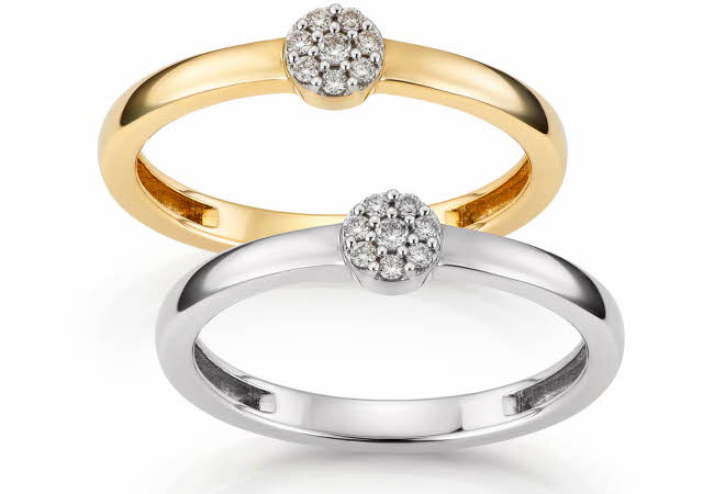 To diamantringer, en i gull og en i hvitt gull.