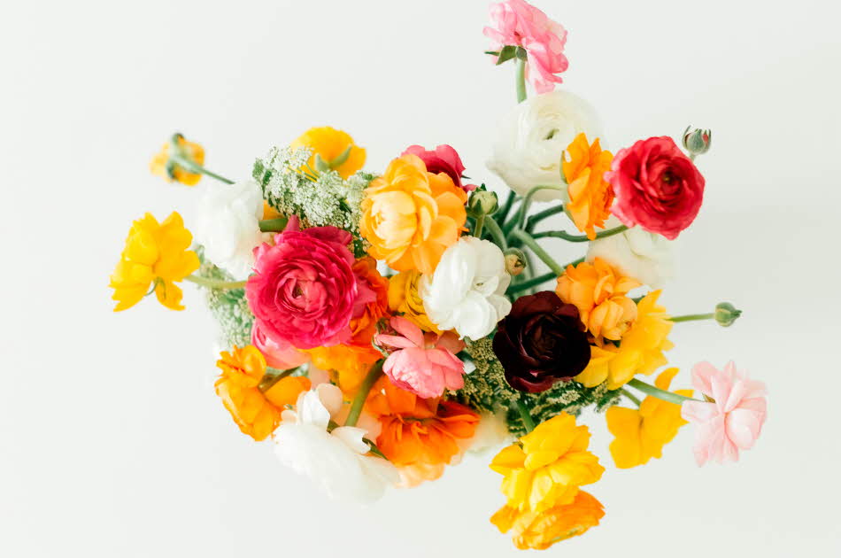 Fargerik blomsterbukett av rosa, gul, hvit og mørkt