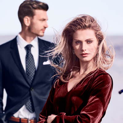 Mann og dame i dress og kjole 