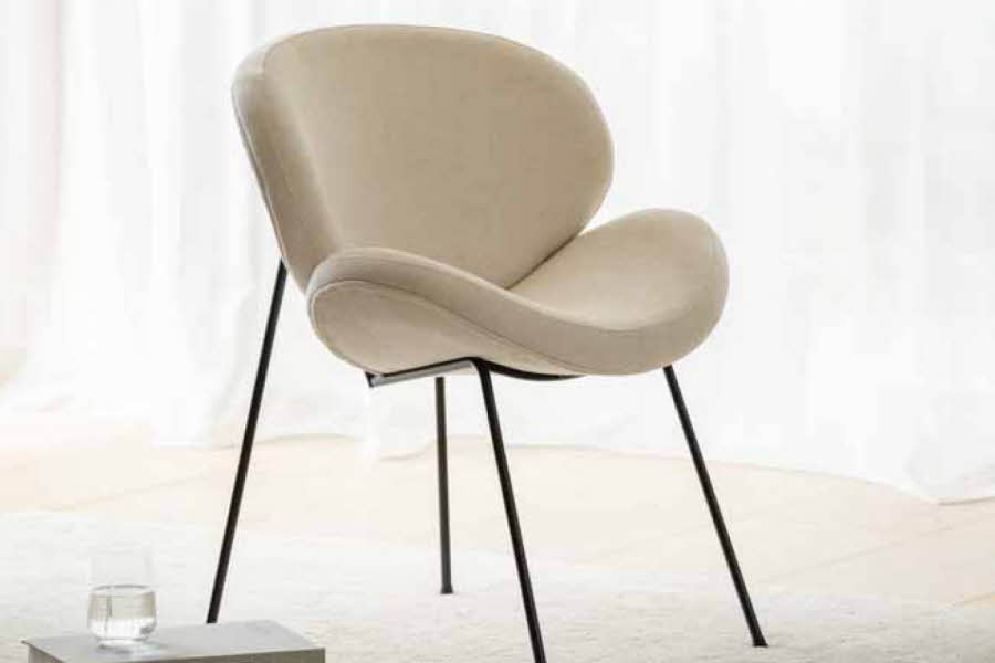 beige stol med sorte ben