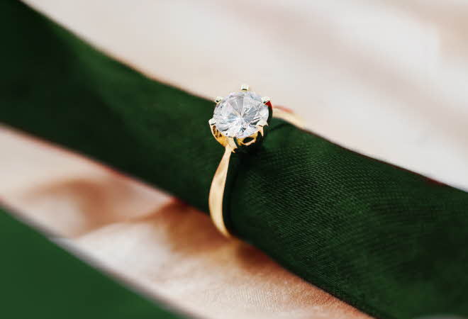 En diamantring rundt grønn fløyel