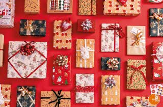 Flatlay av mange forskjellige gaver i ulike størrelser og innpakninger