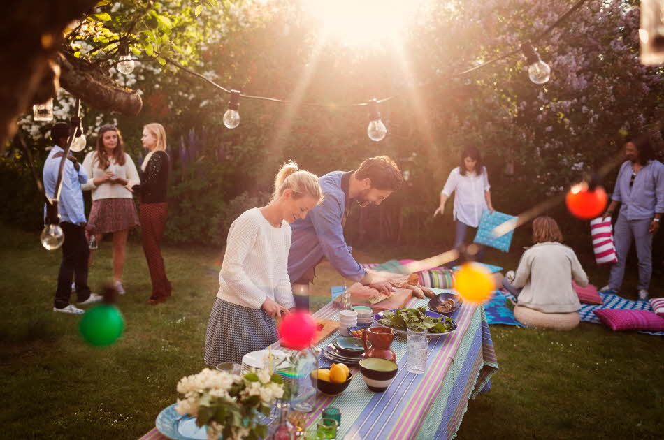 Langbord med mat på sommerfest i hagen