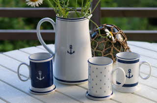 Et bord ute med tre kaffekopper og en karaffel fra Maritim serien til Porsgrund Porselen