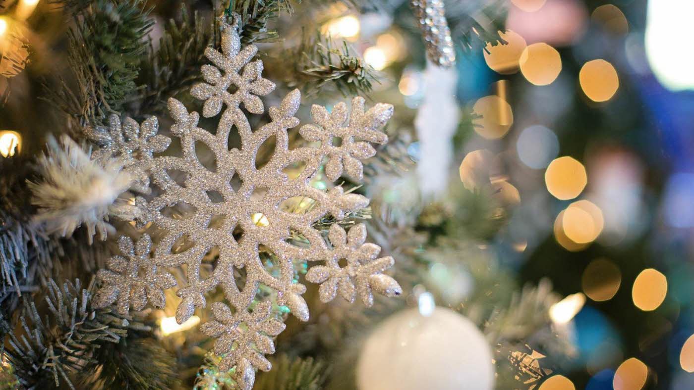 Snøfnuggpynt på et juletre