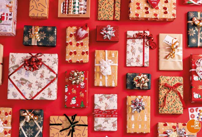 Flatlay av mange forskjellige gaver i ulike størrelser og innpakninger