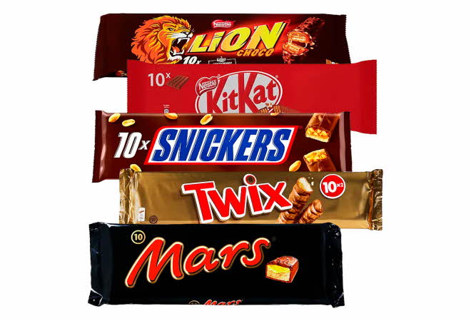 Fem pakker med sjokoladebarer, inkludert Lion, KitKat, Snickers, Twix og Mars – alle med 10 stk.