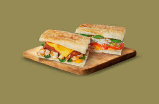 Sandwisher, en med mozzarella og en med kylling og bacon