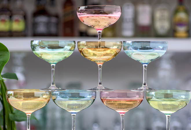 8 Magnor glass i forskjellige farger.