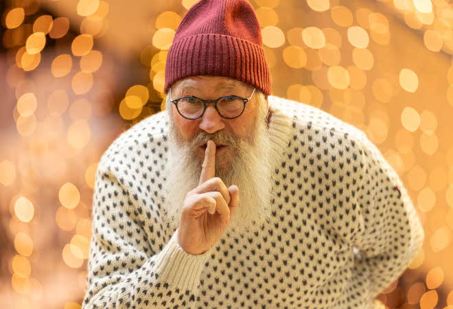 Nisse som holder fingeren over munnen og hinter til "hysj"