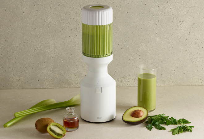 En Beast blender med avokado og kiwi ved siden av.