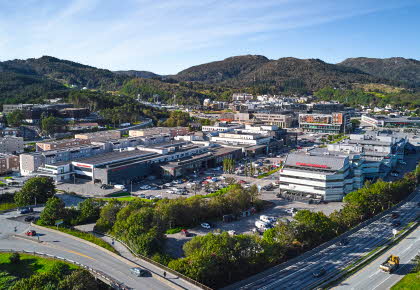 Dronefoto av kjøpesenteret Åsane Storsenter i Bergen.