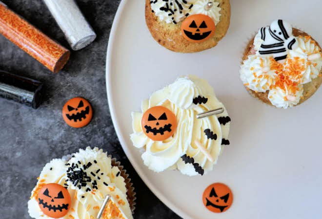 Fire muffins med krem og halloween pynt på.
